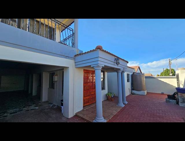 5 BEDROOM HOUSE FOR SALE IN PROTEA GLEN EXT